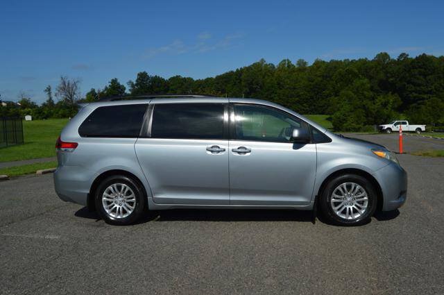 Used 2011 Toyota Sienna XLE w/ XLE Navigation Pkg FWD image 5