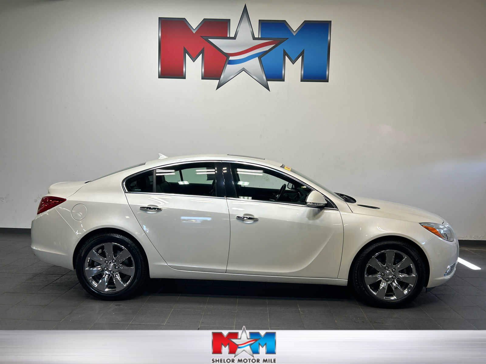 Used 2013 Buick Regal Premium FWD image 1