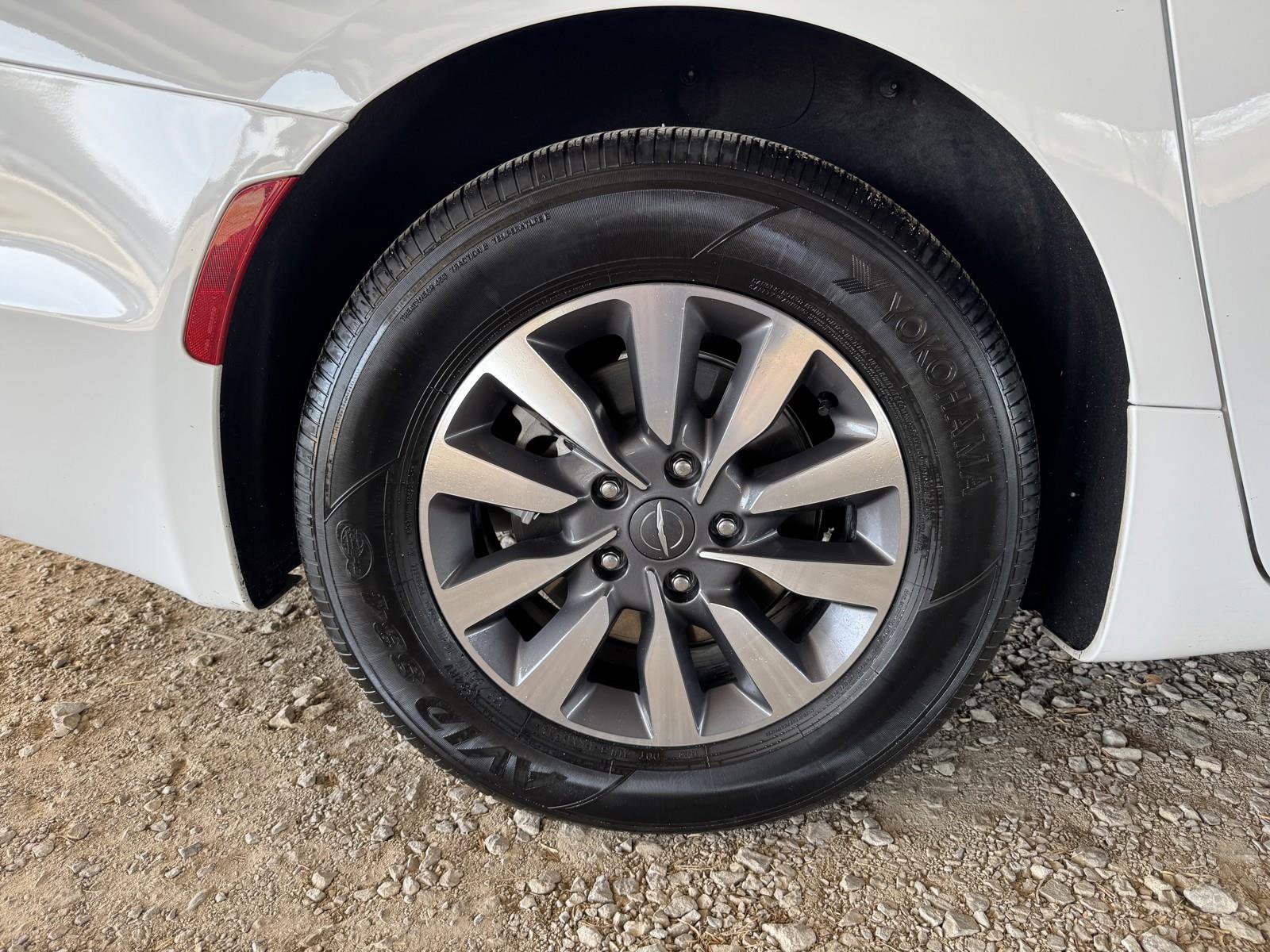 Used 2023 Chrysler Pacifica Touring-L image 45