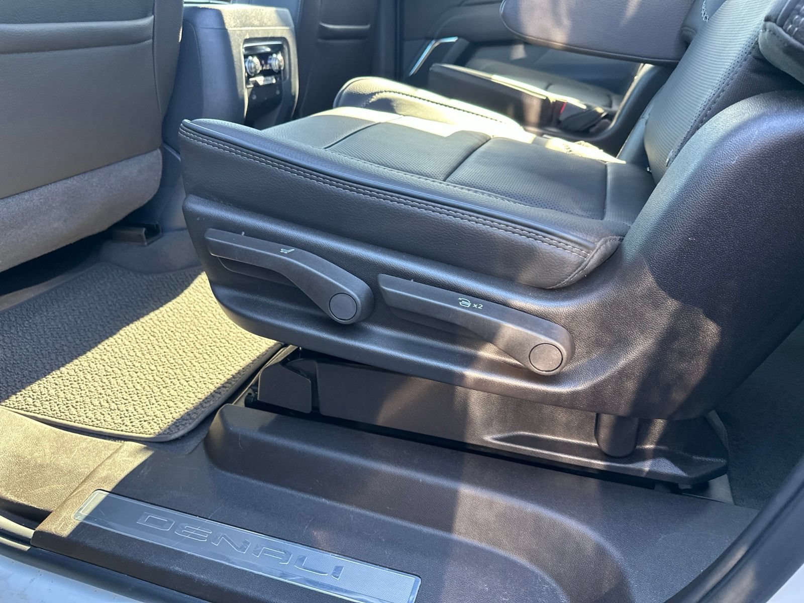 Used 2024 GMC Yukon XL Denali AWD/4WD image 38