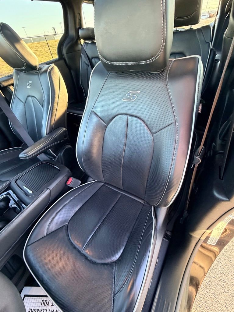Used 2025 Chrysler Pacifica Limited image 21