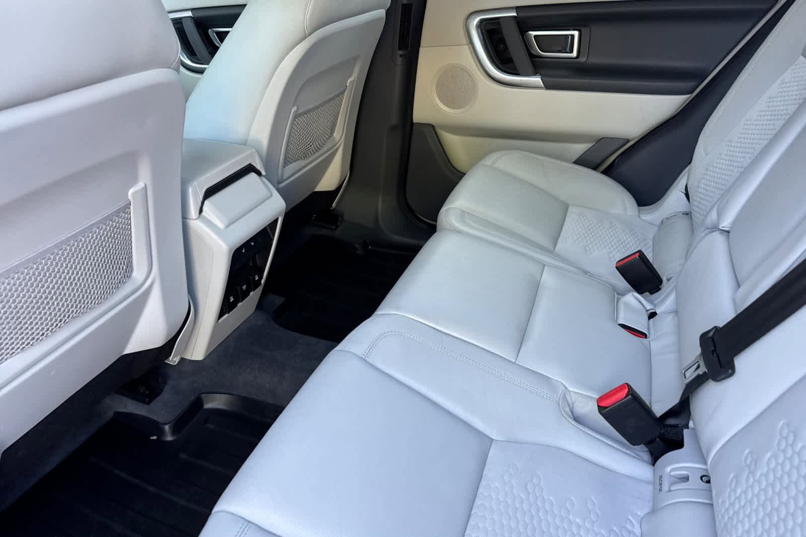 Used 2017 Land Rover Discovery Sport SE image 4