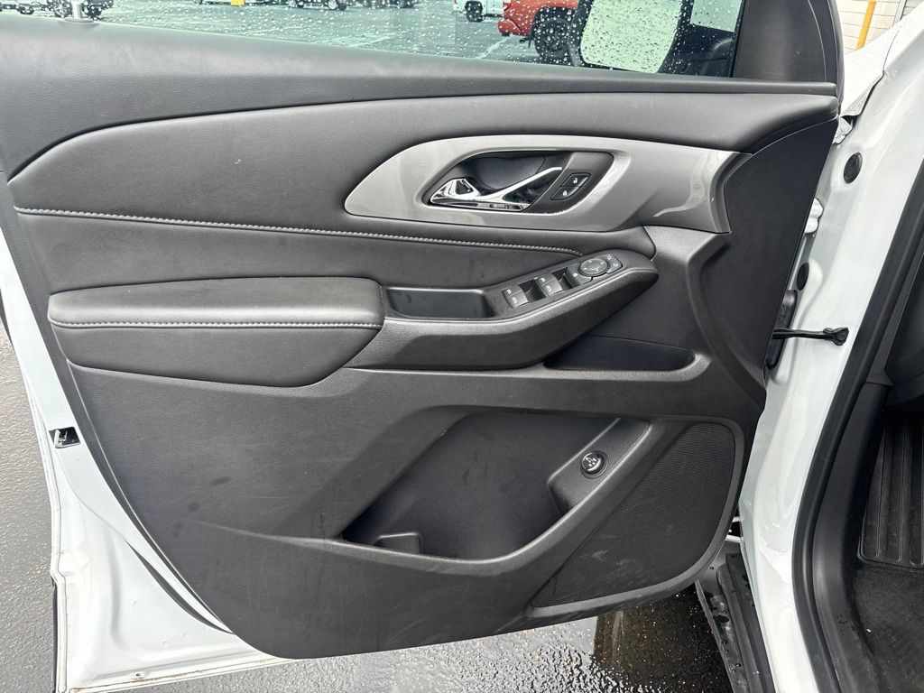 Used 2023 Chevrolet Traverse LT FWD image 7