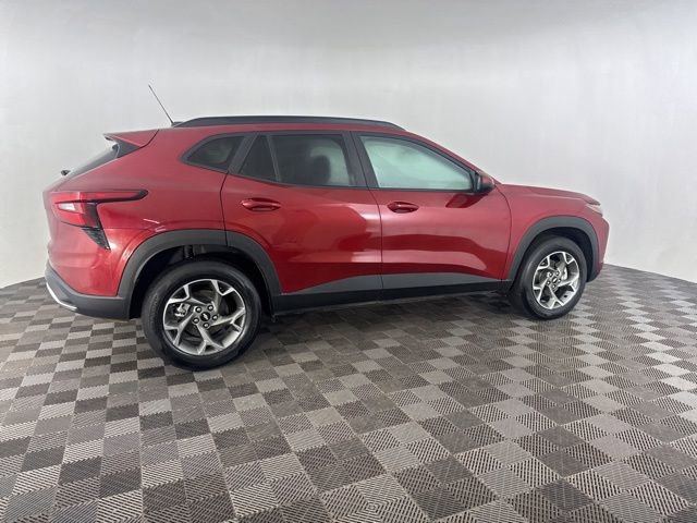 Used 2025 Chevrolet Trax LT w/ LT Convenience Package image 8