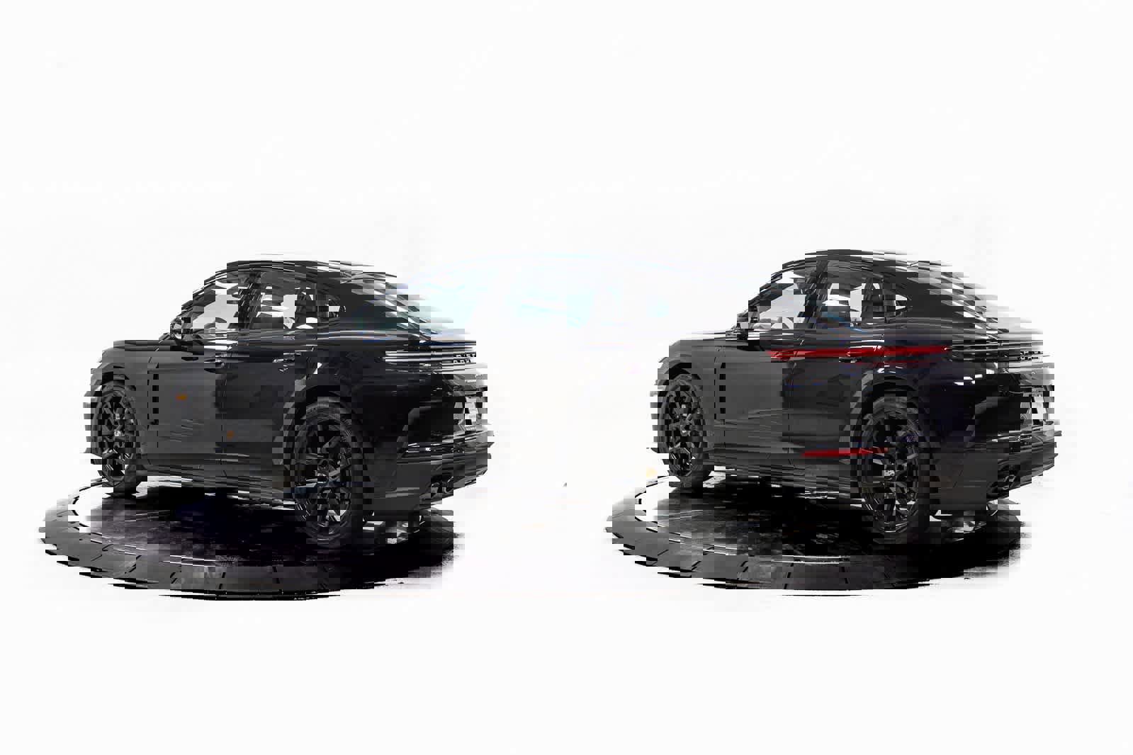 New 2025 Porsche Panamera 4 image 3