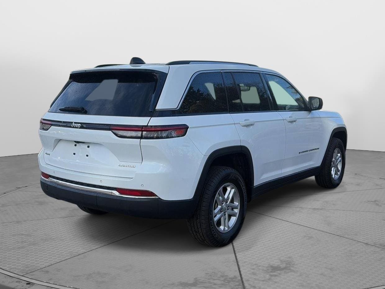 Used 2023 Jeep Grand Cherokee Laredo AWD/4WD image 5
