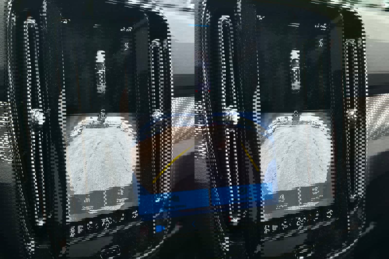 Used 2022 Volvo XC40 P8 Recharge Plus image 21