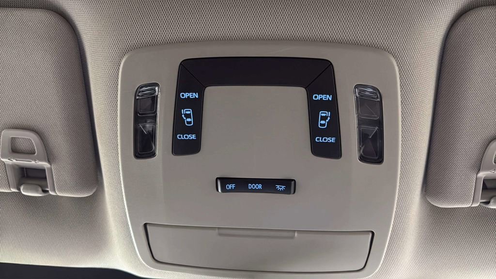 Used 2024 Toyota Sienna LE AWD/4WD image 35