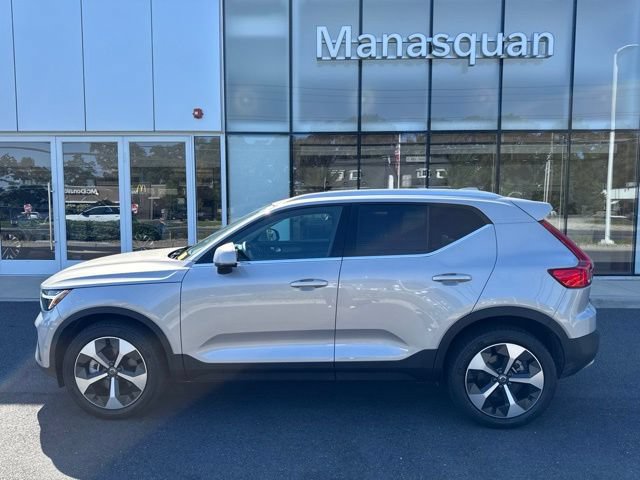 Certified 2025 Volvo XC40 B5 Plus AWD/4WD image 2