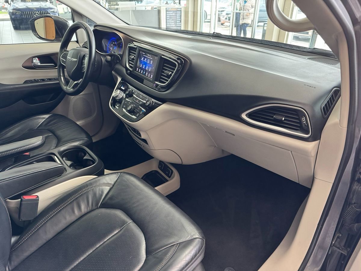 Used 2018 Chrysler Pacifica Touring-L FWD image 17