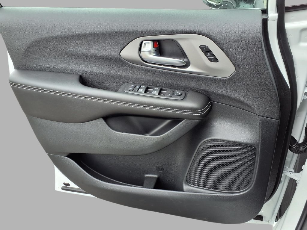 New 2027 Chrysler Pacifica Select AWD/4WD image 17