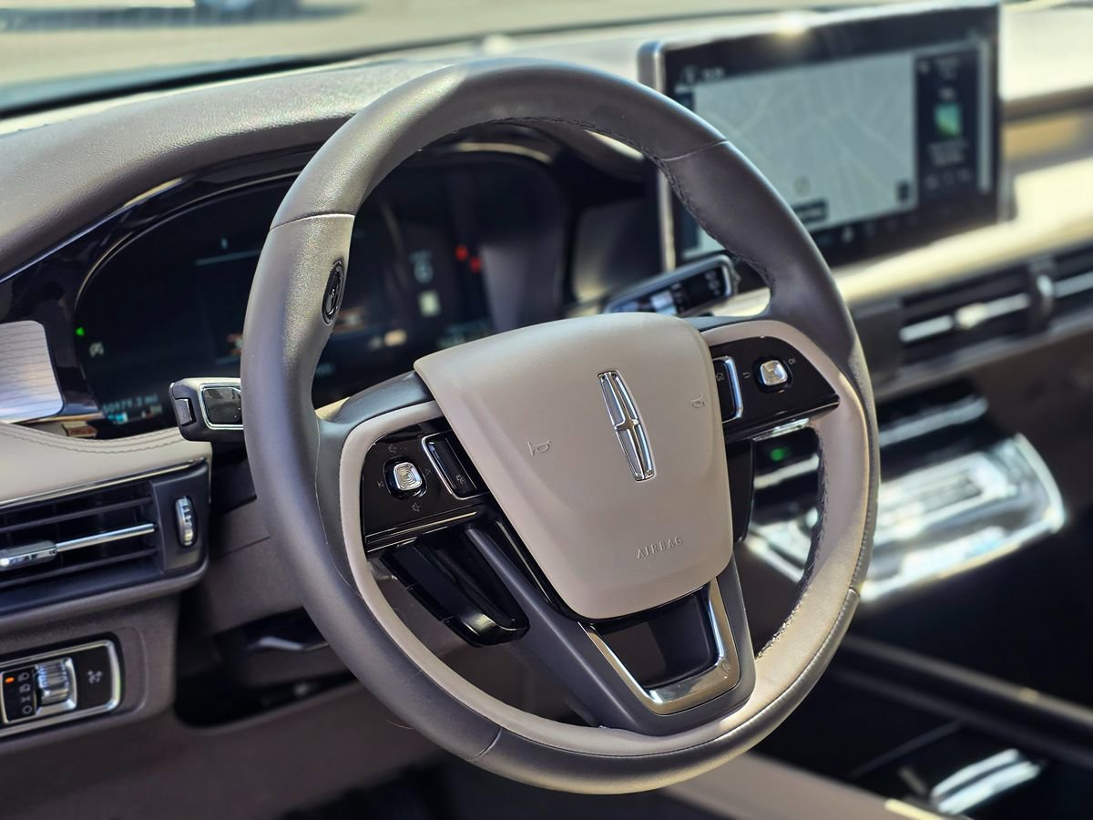 Used 2023 Lincoln Corsair FWD w/ Rear Removable Package Tray image 15