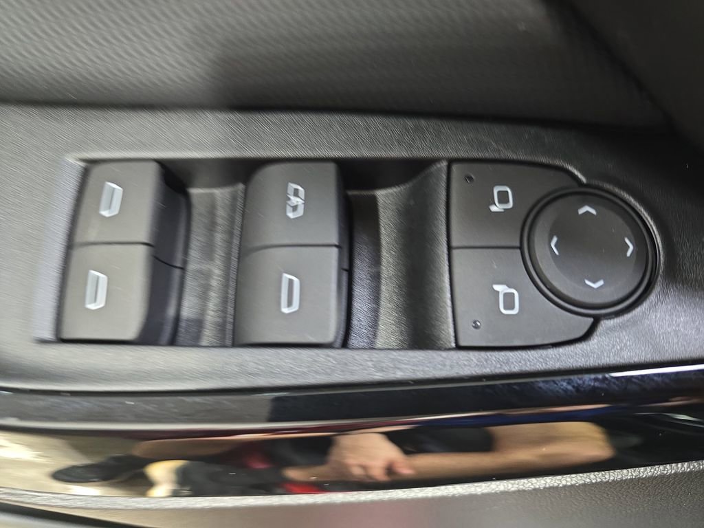 Used 2025 Chevrolet Equinox LT w/ Safety and Technology Package image 29