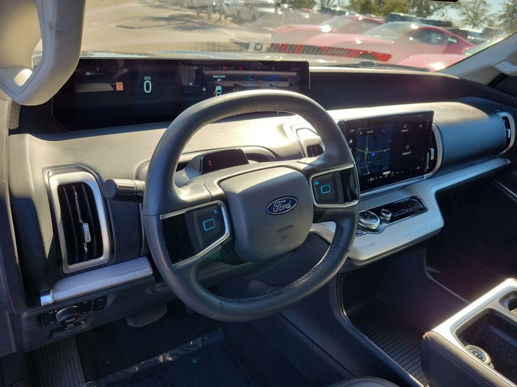 Used 2025 Ford Expedition Active image 16