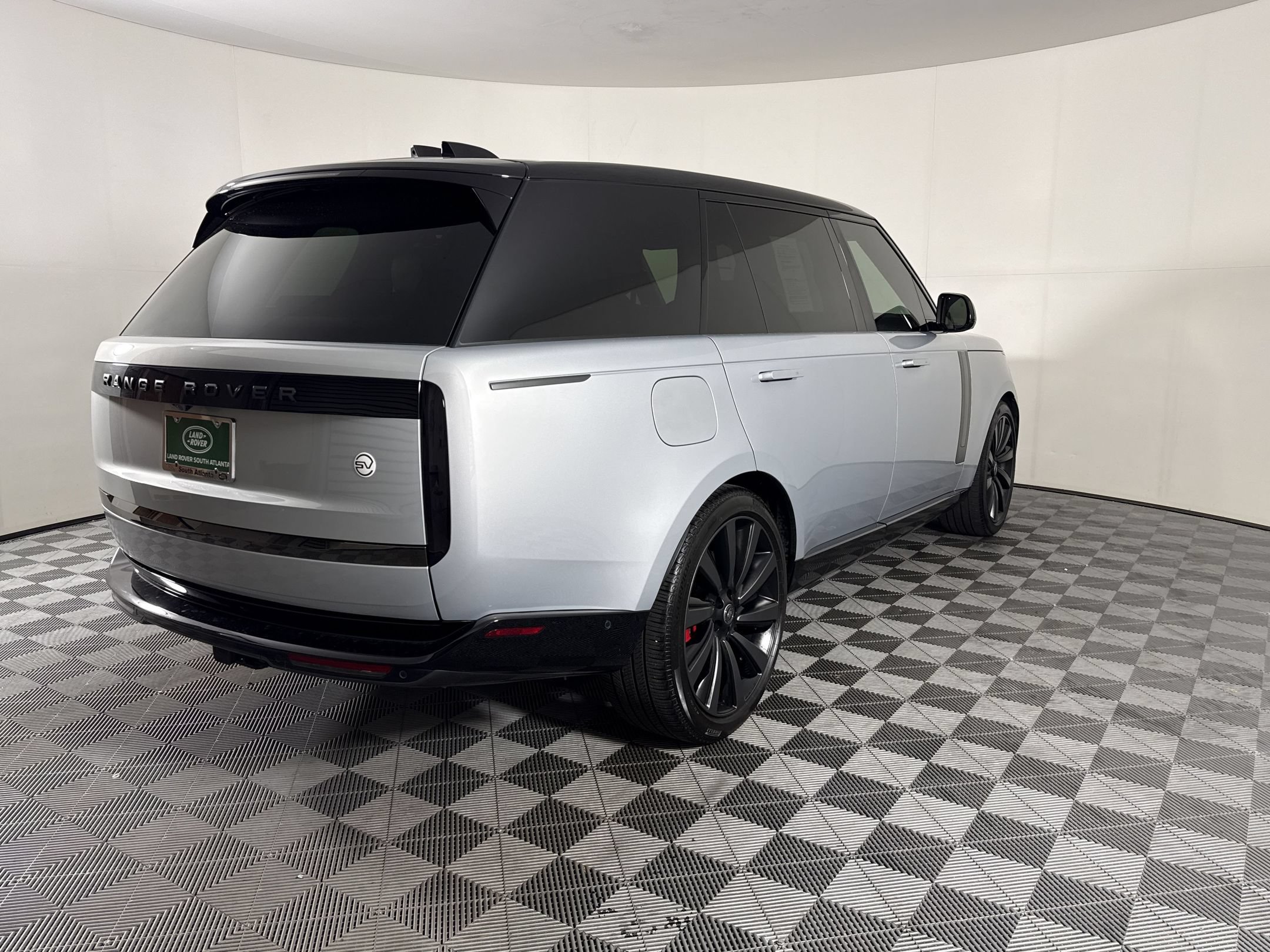 Used 2025 Land Rover Range Rover SV AWD/4WD image 9
