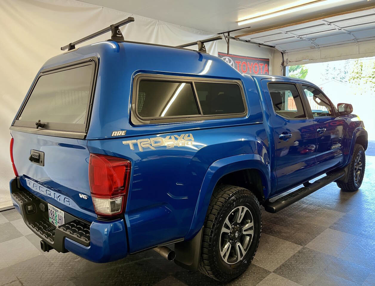 Used 2016 Toyota Tacoma TRD Sport image 3