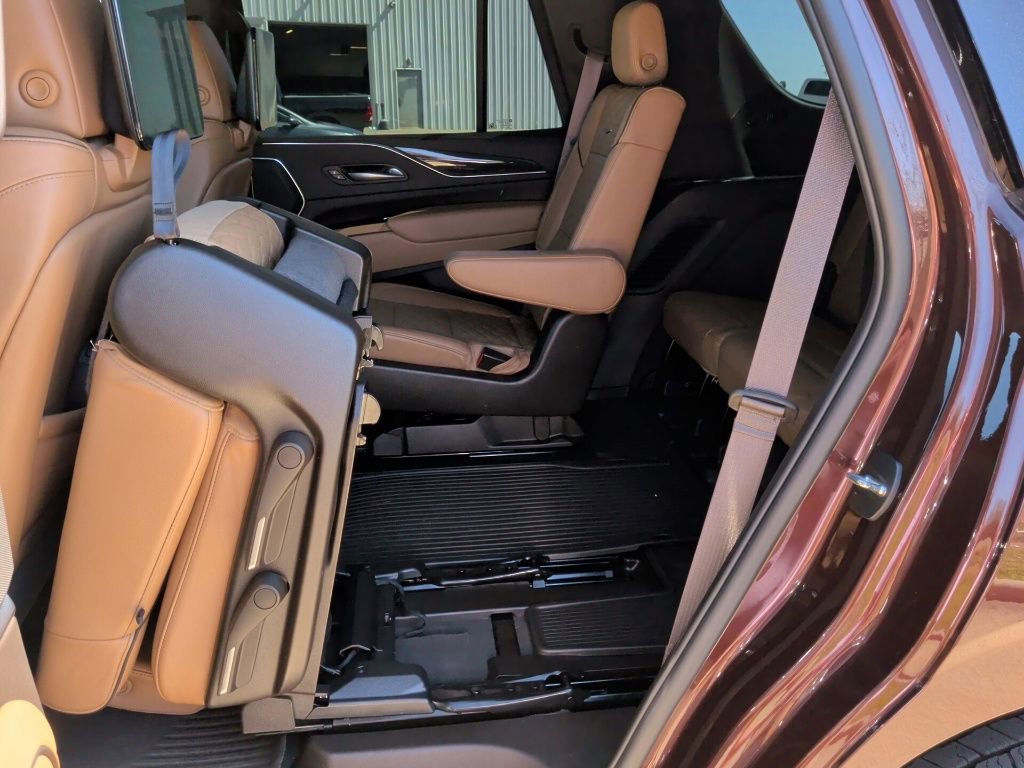 Used 2023 Cadillac Escalade Premium Luxury w/ LPO, Radiant Package image 39