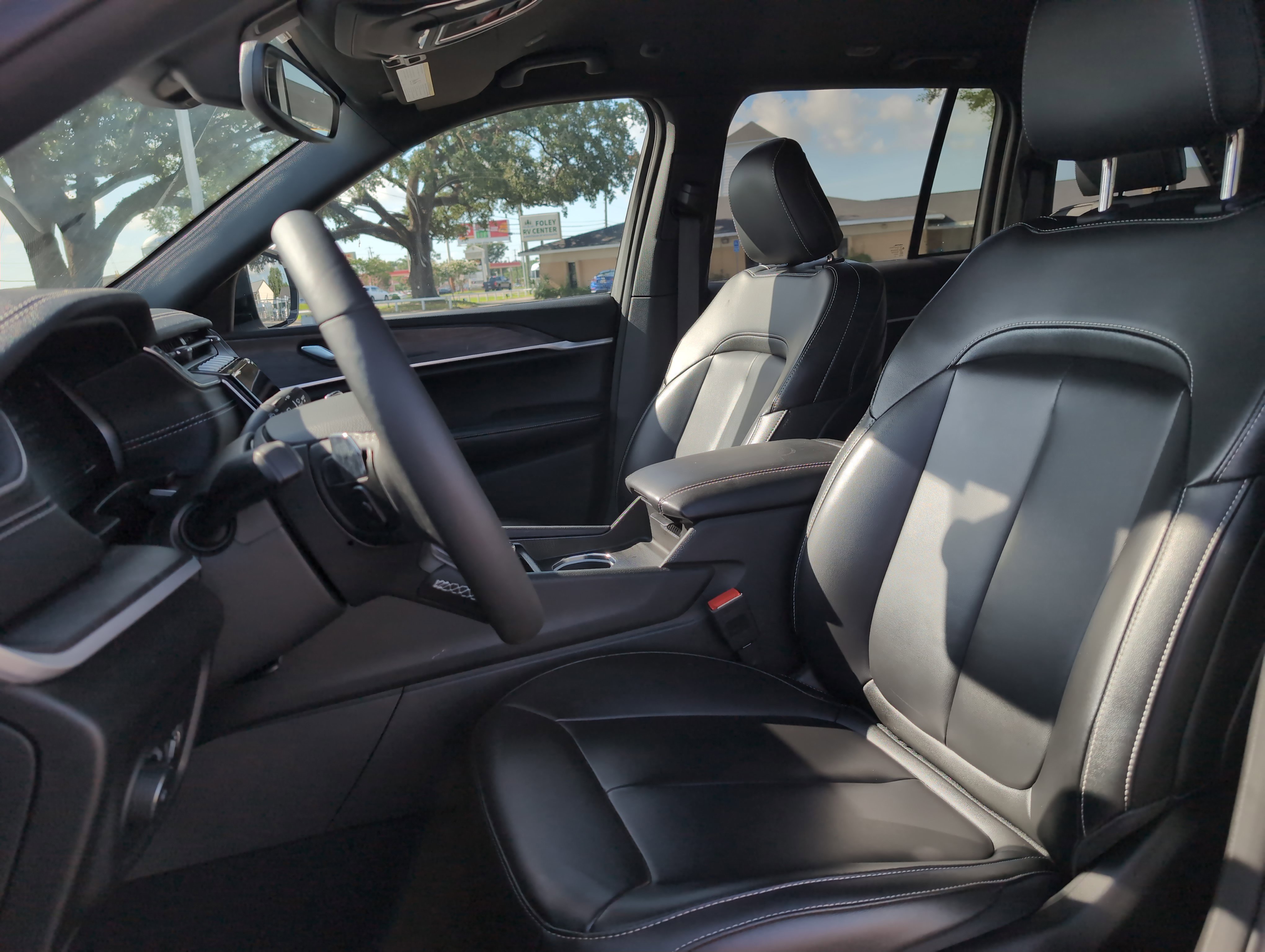 Used 2024 Jeep Grand Cherokee Limited w/ Black Appearance Package image 9