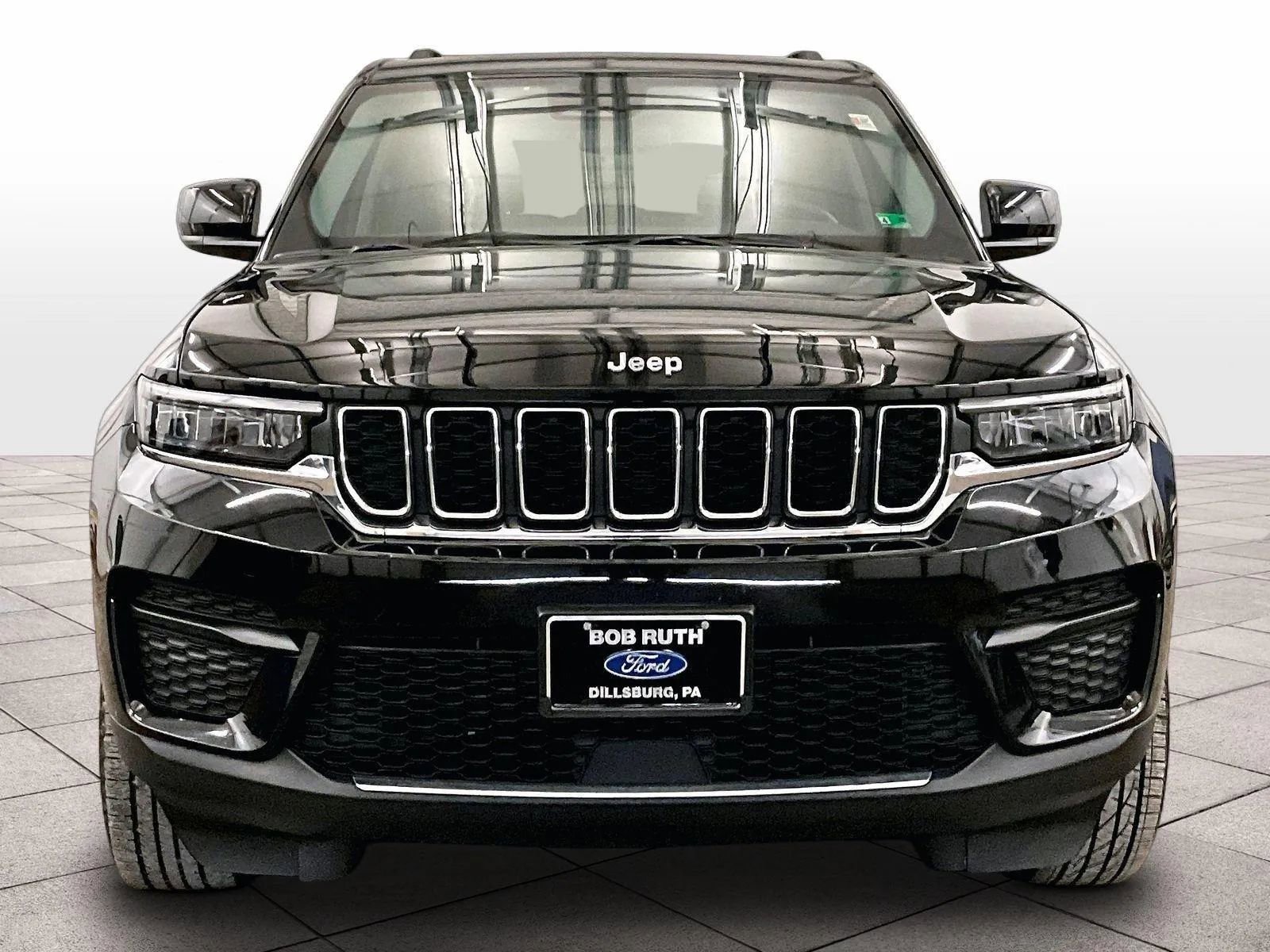 Used 2023 Jeep Grand Cherokee Laredo image 3