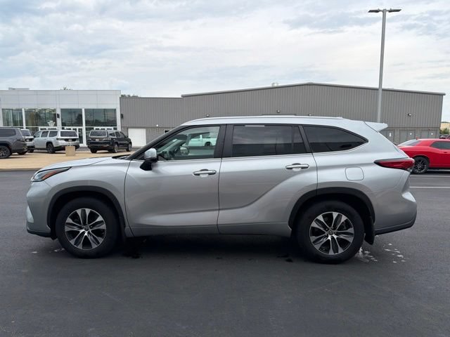 Used 2023 Toyota Highlander XLE FWD image 4