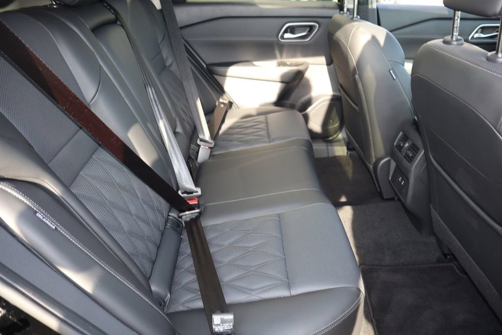Certified 2025 Nissan Rogue Platinum FWD image 26
