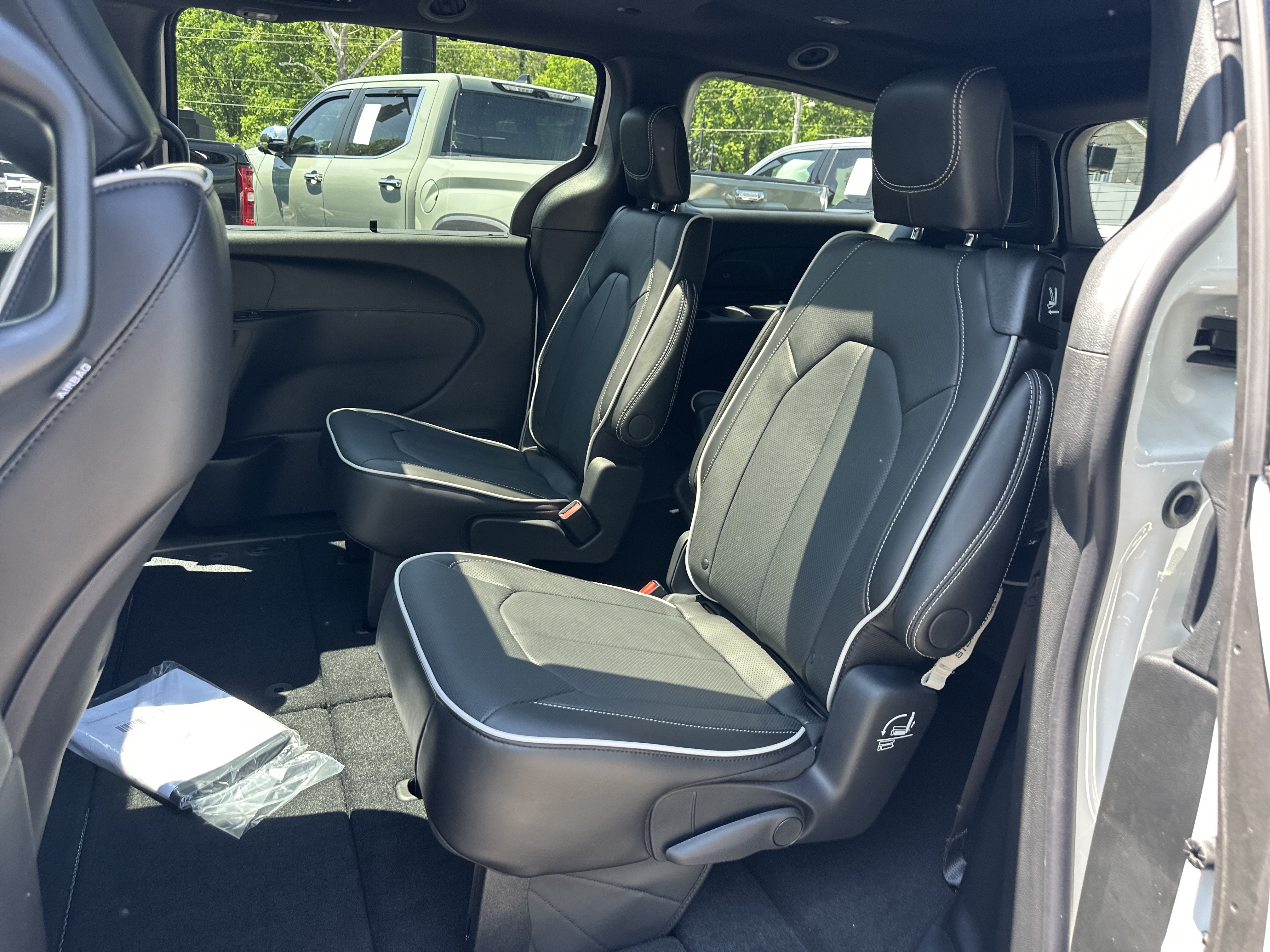 New 2027 Chrysler Pacifica Limited FWD image 30