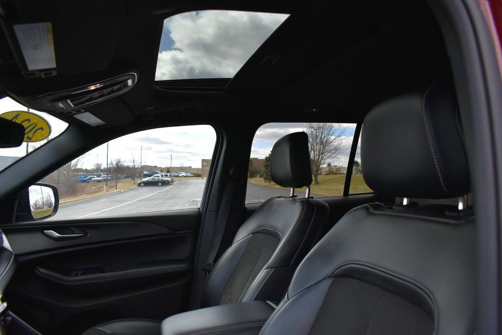 Used 2024 Jeep Grand Cherokee Altitude image 15
