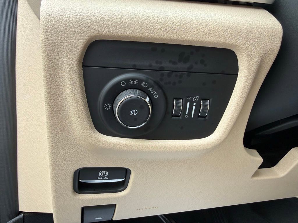 Used 2023 Jeep Grand Cherokee Limited image 12