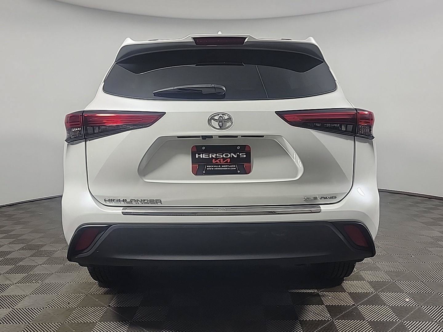 Used 2023 Toyota Highlander XLE AWD/4WD image 5