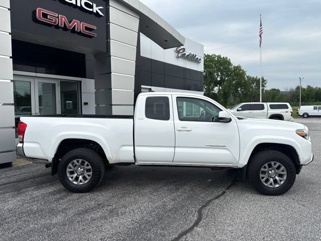 Used 2017 Toyota Tacoma SR5 AWD/4WD image 8