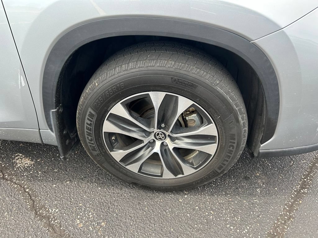 Used 2021 Toyota Highlander XLE FWD image 3