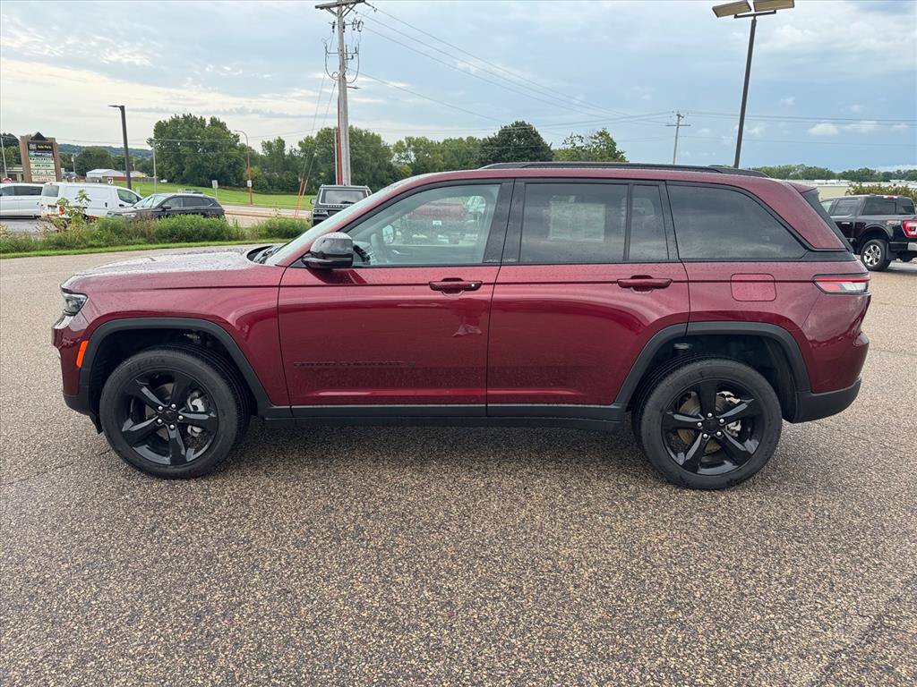 Used 2024 Jeep Grand Cherokee Altitude AWD/4WD image 2