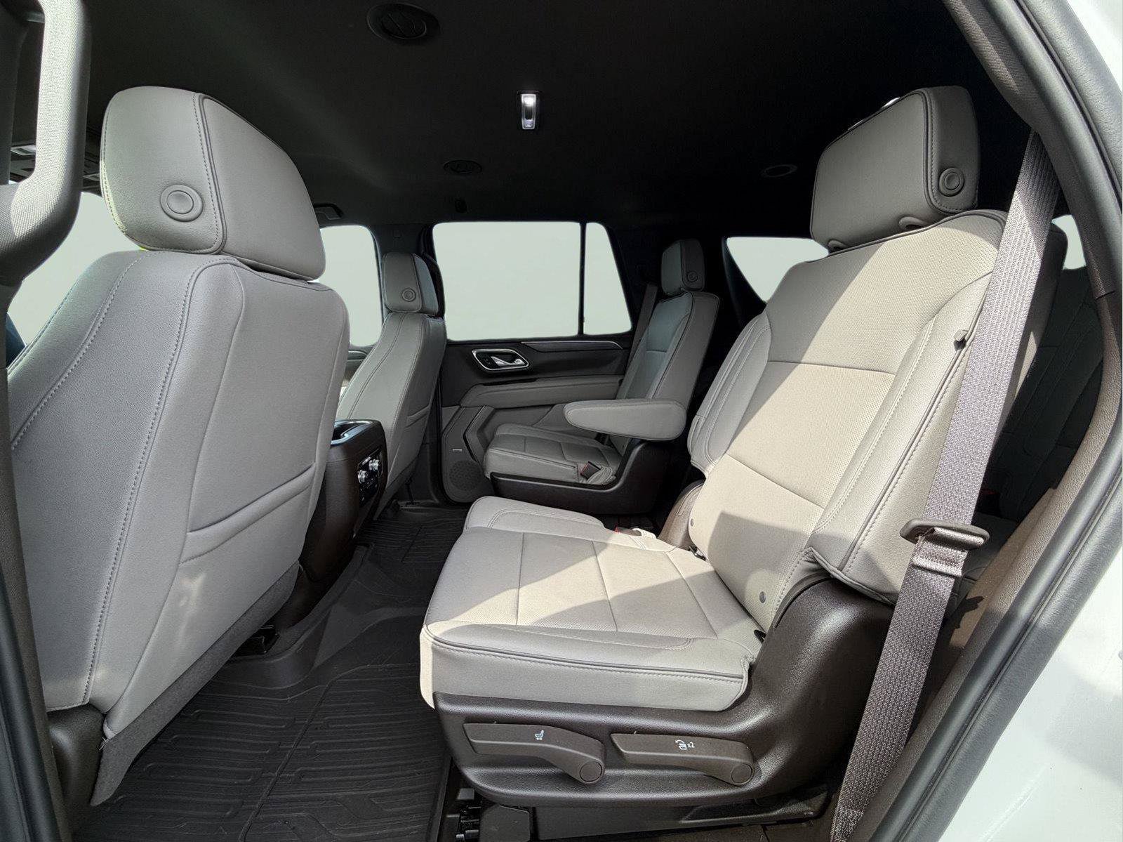 Used 2024 GMC Yukon SLT w/ SLT Luxury Package AWD/4WD image 32