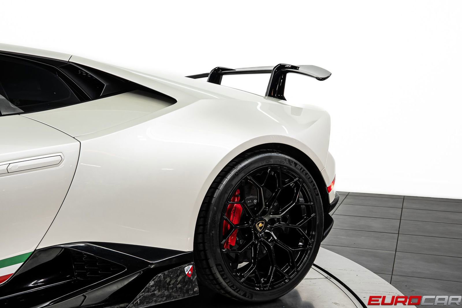 Used 2018 Lamborghini Huracan Performante AWD/4WD image 17