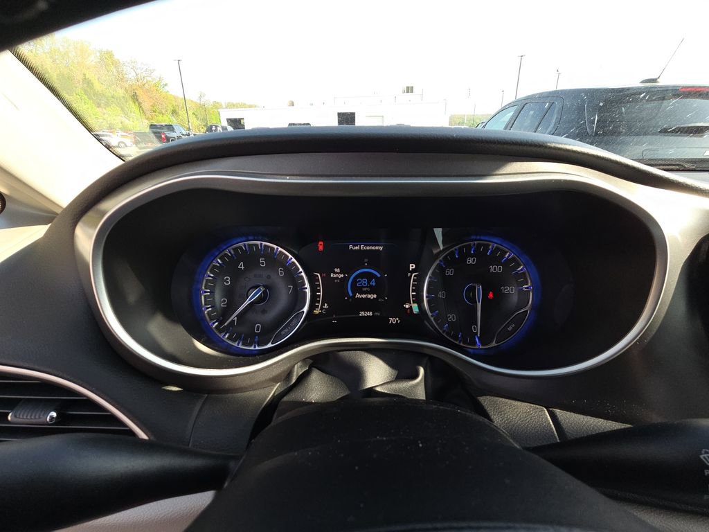 Used 2023 Chrysler Pacifica Touring-L image 9