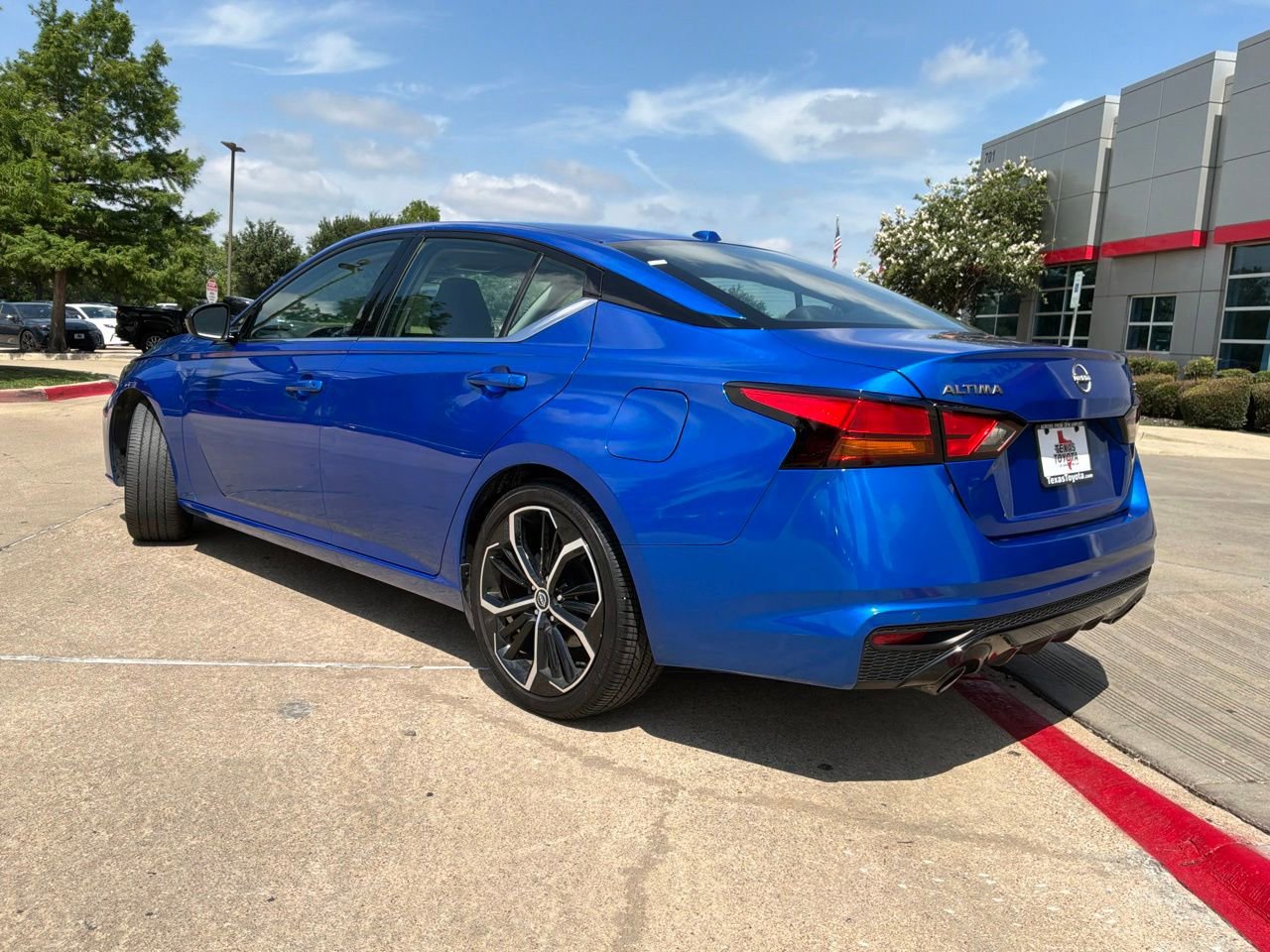 Used 2025 Nissan Altima 2.5 SR FWD image 8