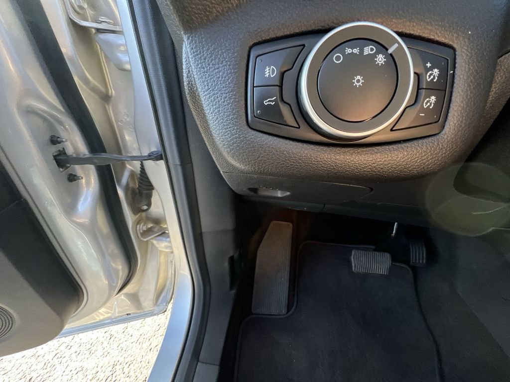 Used 2018 Ford Escape SE image 17