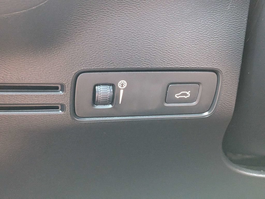 Used 2020 Volvo XC40 T4 R-Design FWD image 34