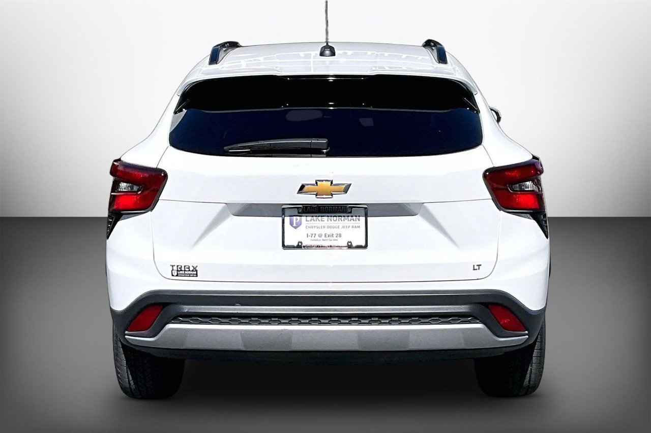 Used 2025 Chevrolet Trax LT FWD image 7