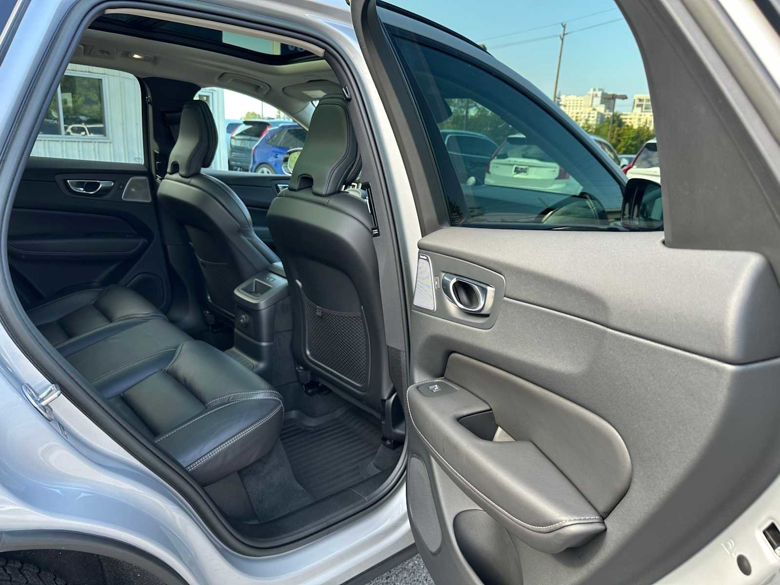 Certified 2023 Volvo XC60 T8 Ultimate w/ Climate Package image 12