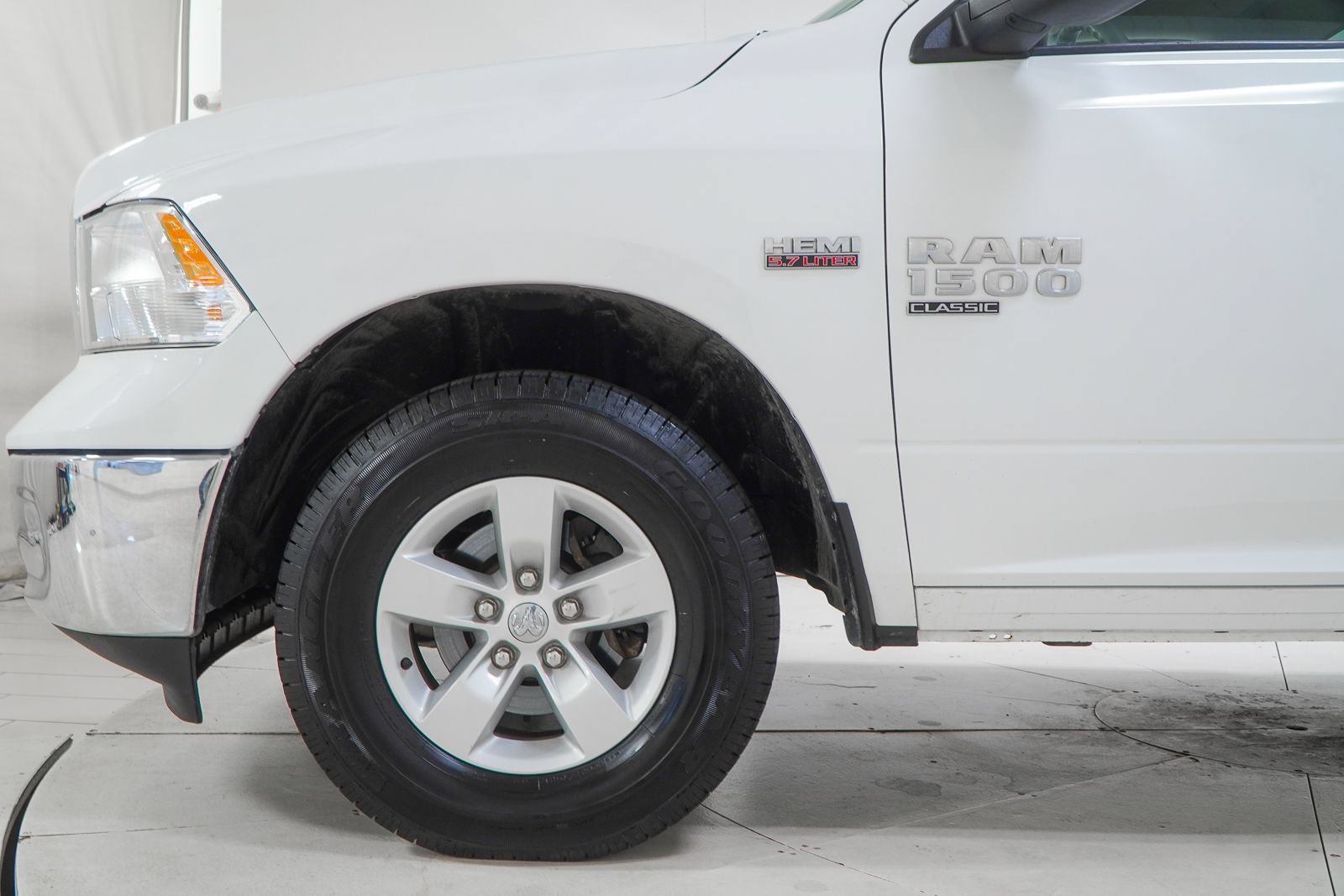 Used 2022 RAM 1500 Classic SLT AWD/4WD image 17