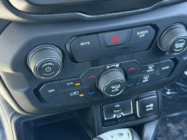 Used 2018 Jeep Renegade Latitude w/ Popular Equipment Group image 17