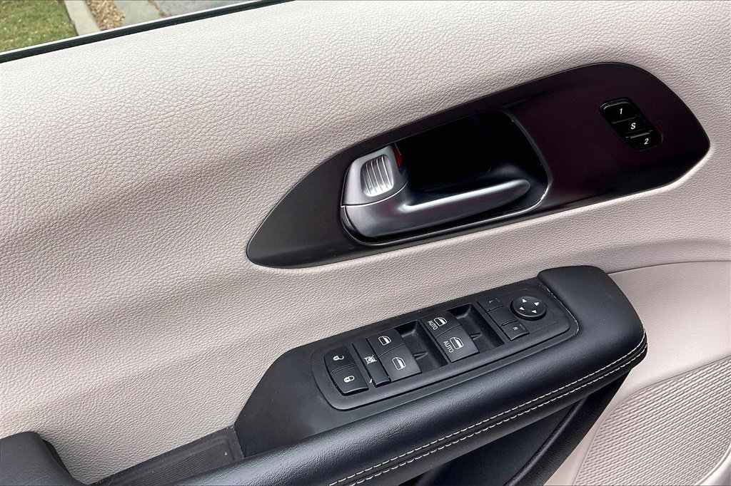 Used 2024 Chrysler Pacifica Touring-L image 39
