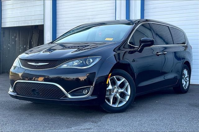 Used 2019 Chrysler Pacifica Touring Plus w/ Advanced Safetytec Group FWD image 2