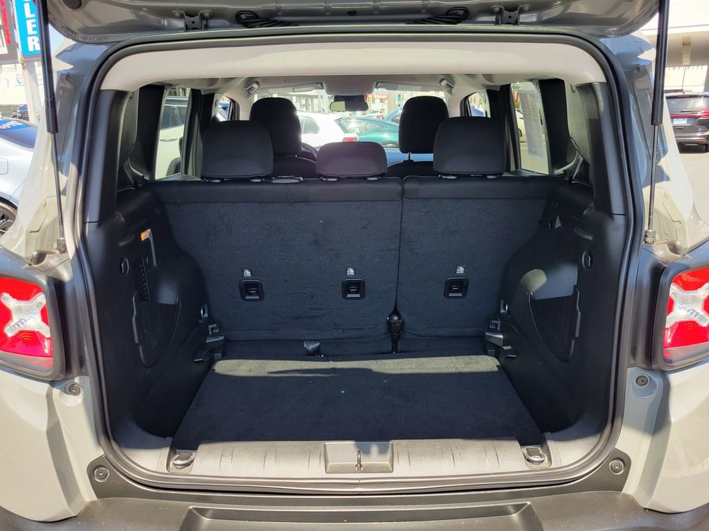 Used 2023 Jeep Renegade Latitude AWD/4WD image 18