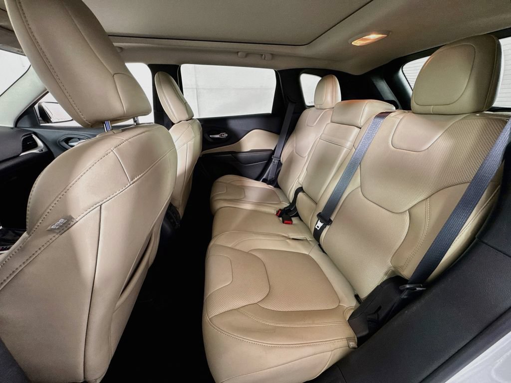Used 2015 Jeep Cherokee Limited w/ Luxury Group AWD/4WD image 25