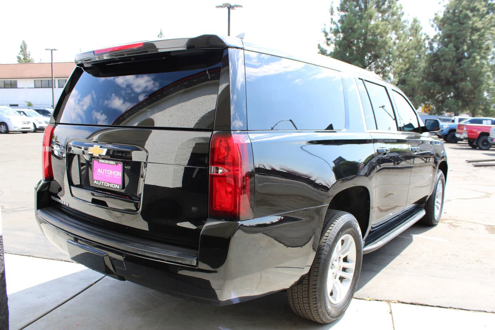 Used 2019 Chevrolet Suburban LT image 8