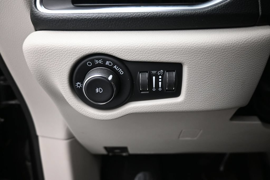 Used 2020 Chrysler Pacifica Limited FWD image 12