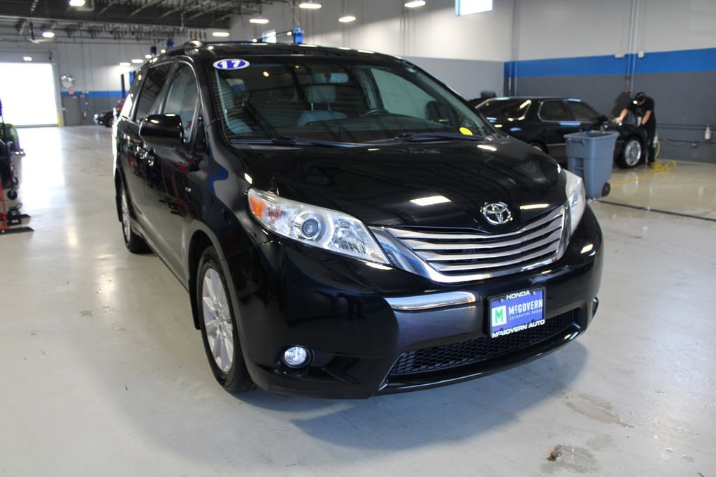 Used 2017 Toyota Sienna XLE Premium image 4