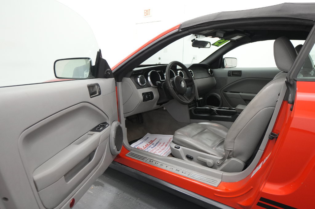 Used 2005 Ford Mustang Convertible RWD image 16